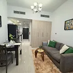 Chic Studio With Balcony A Mins Drive To Downtown