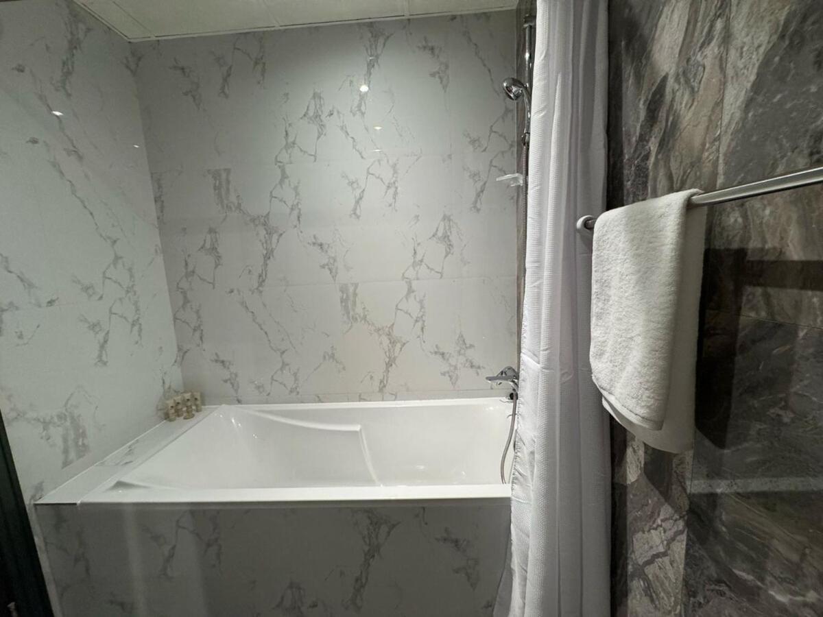 Chic With Balcony A Mins Drive To Downtown Apartment