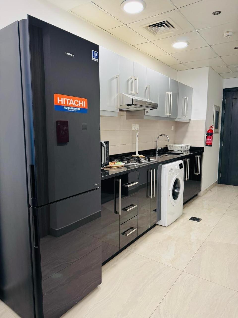 Chic With Balcony A Mins Drive To Downtown * Dubai