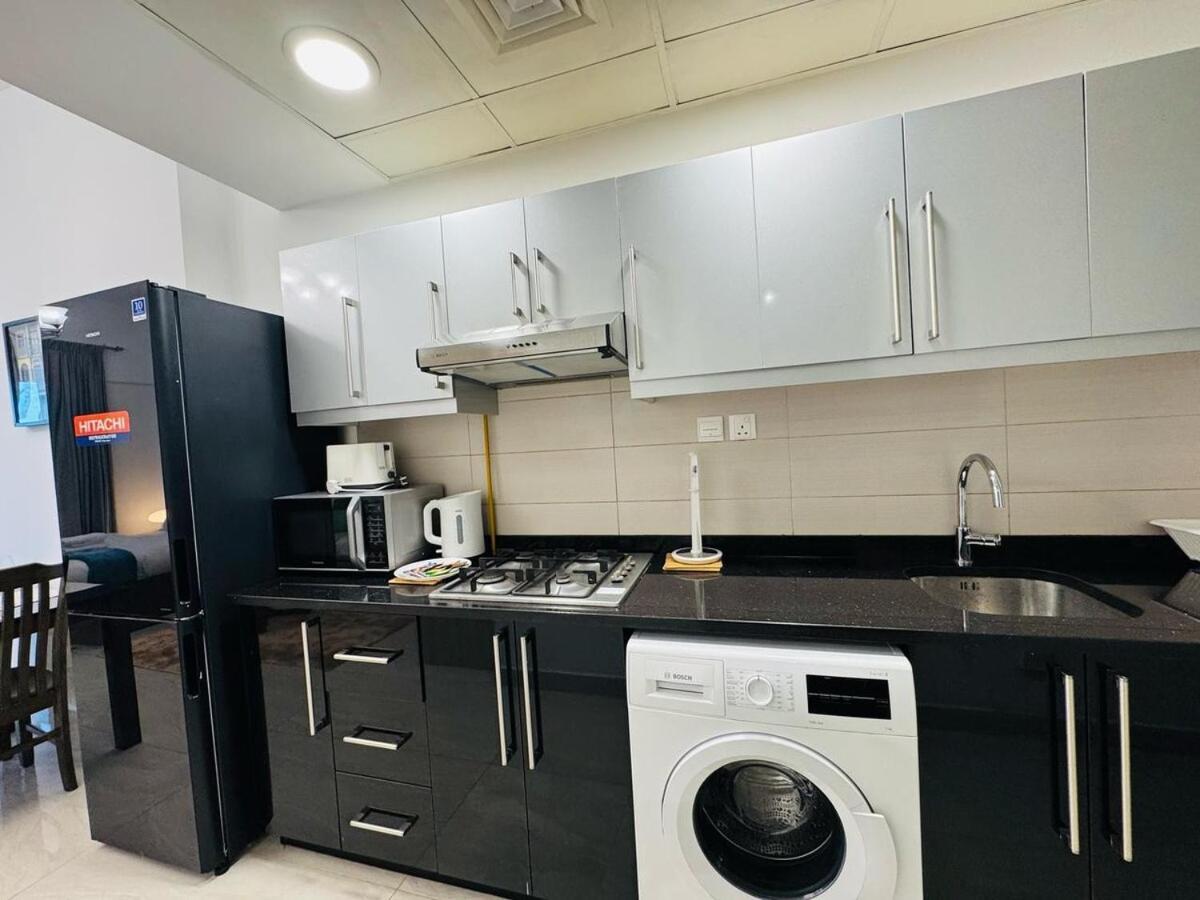 Chic With Balcony A Mins Drive To Downtown Apartment