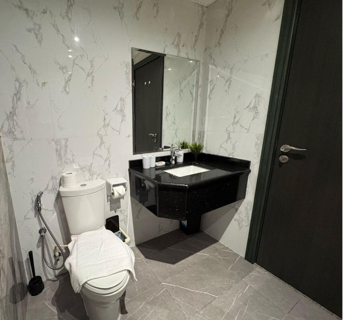 Chic With Balcony A Mins Drive To Downtown Apartment Dubai