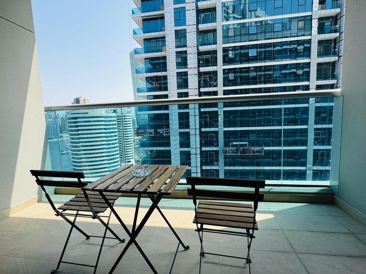 Chic With Balcony A Mins Drive To Downtown Dubai