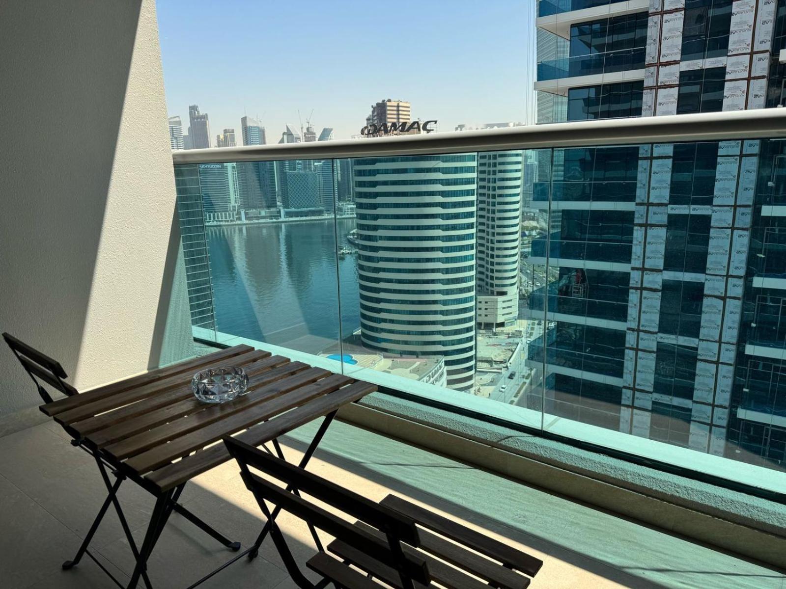 Chic With Balcony A Mins Drive To Downtown Apartment *