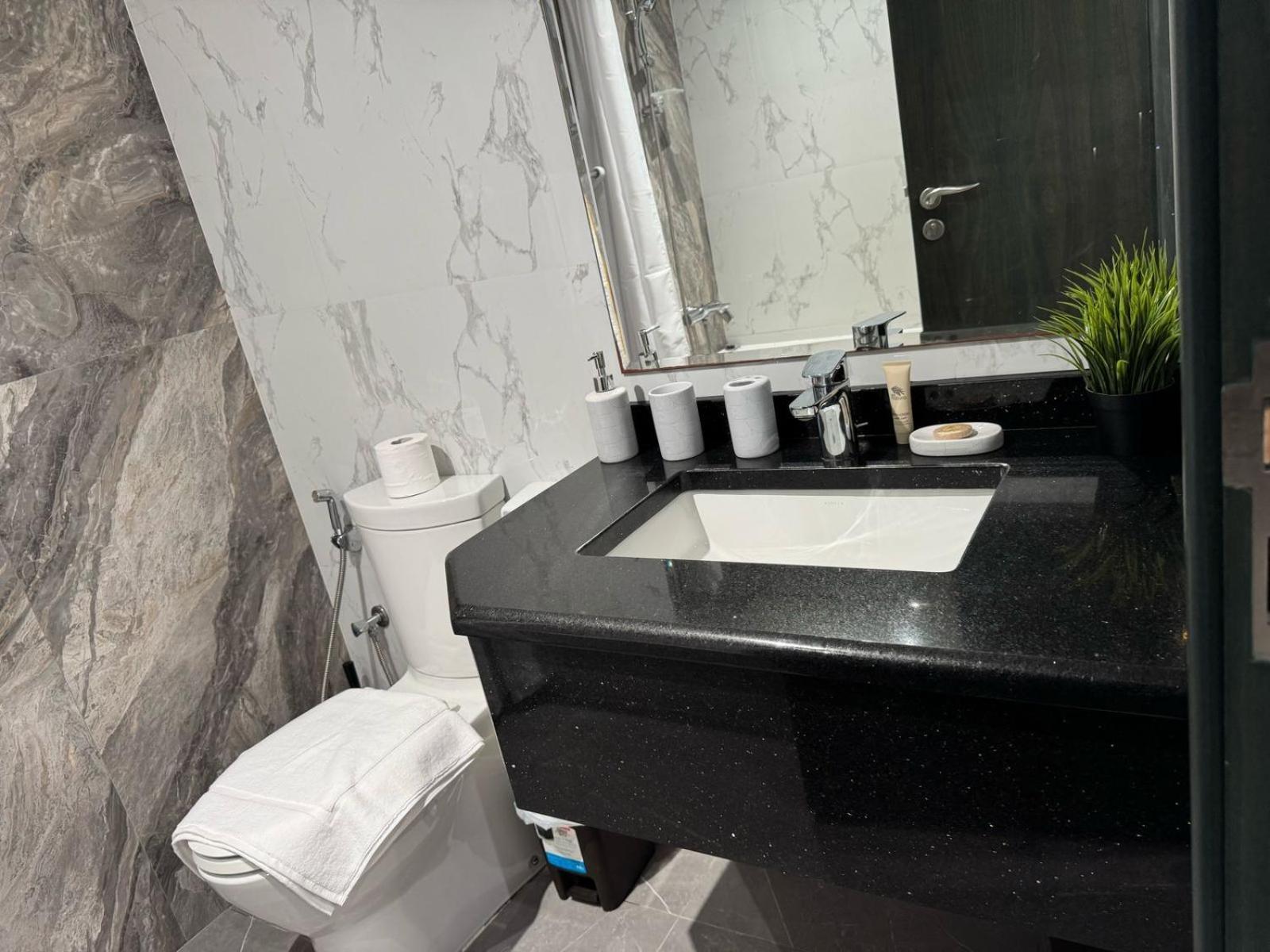 Apartment Chic With Balcony A Mins Drive To Downtown Dubai