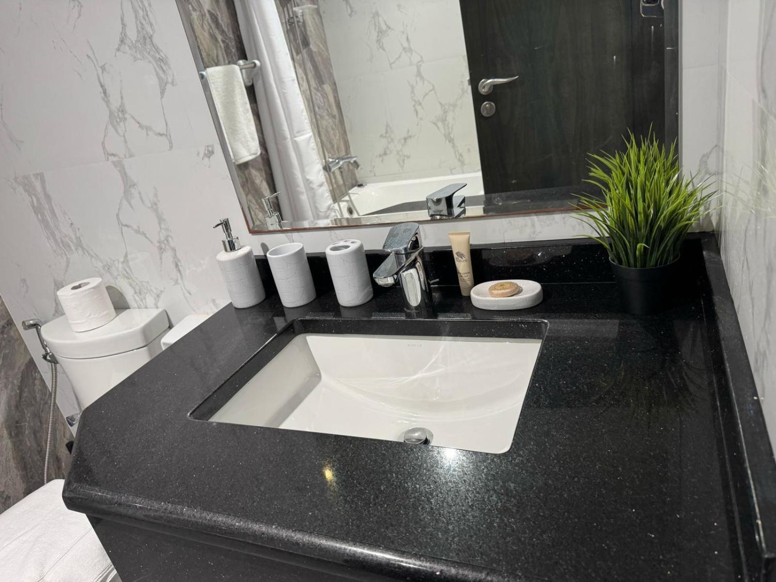 Chic With Balcony A Mins Drive To Downtown * Dubai
