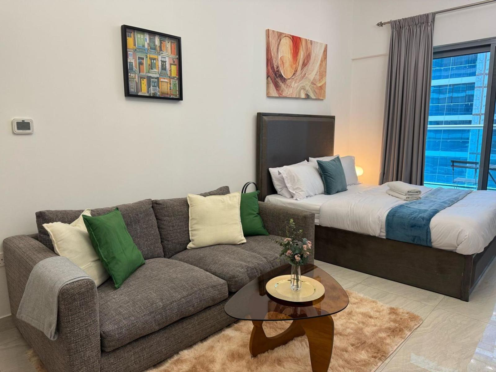 Chic With Balcony A Mins Drive To Downtown Dubai