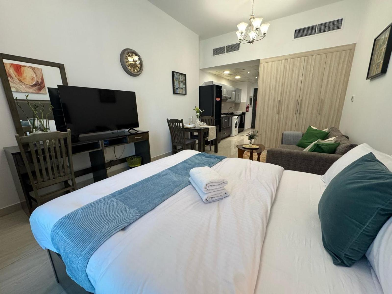 Chic With Balcony A Mins Drive To Downtown * Dubai