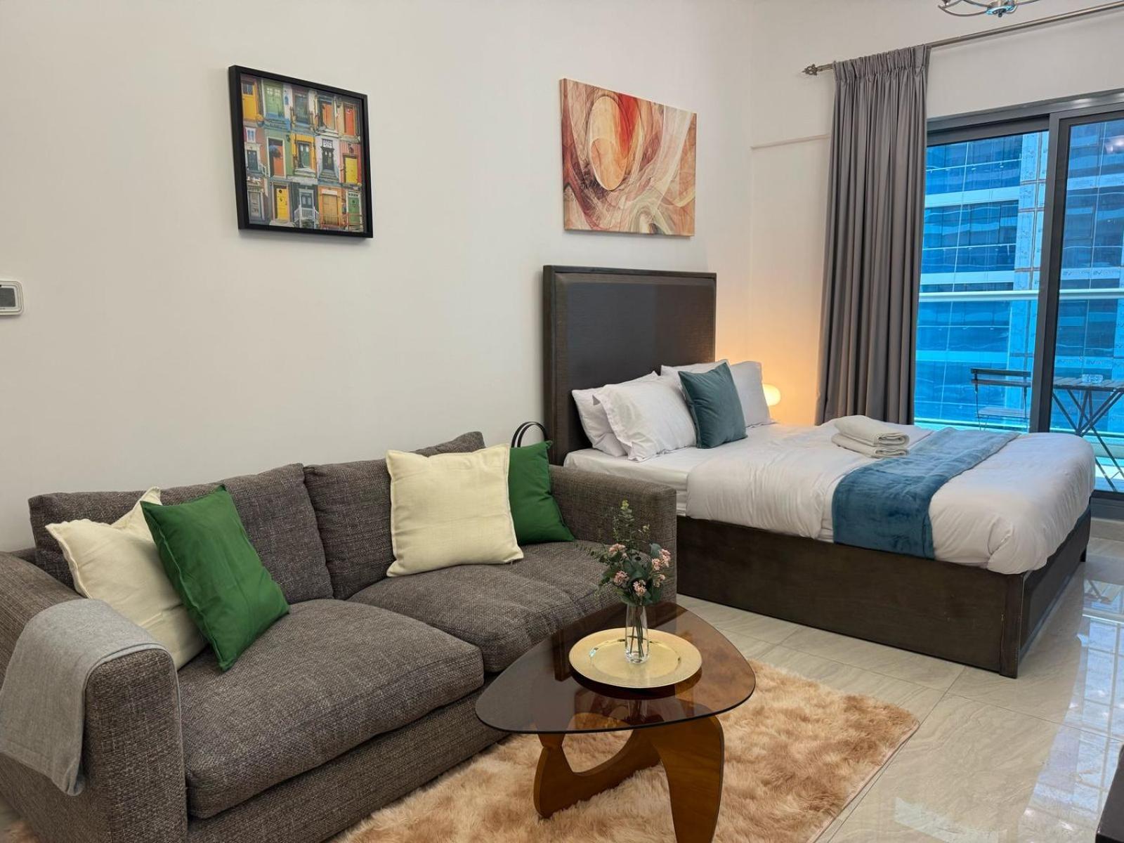 Chic With Balcony A Mins Drive To Downtown