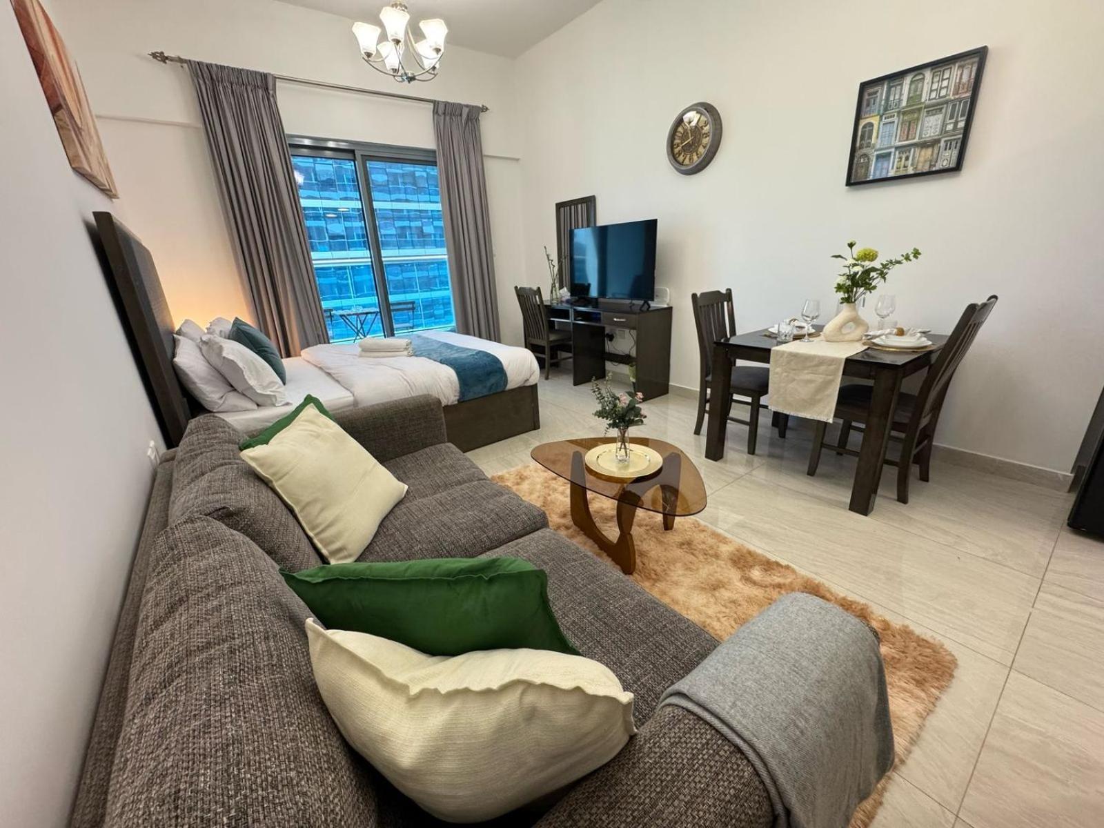 Apartment Chic With Balcony A Mins Drive To Downtown