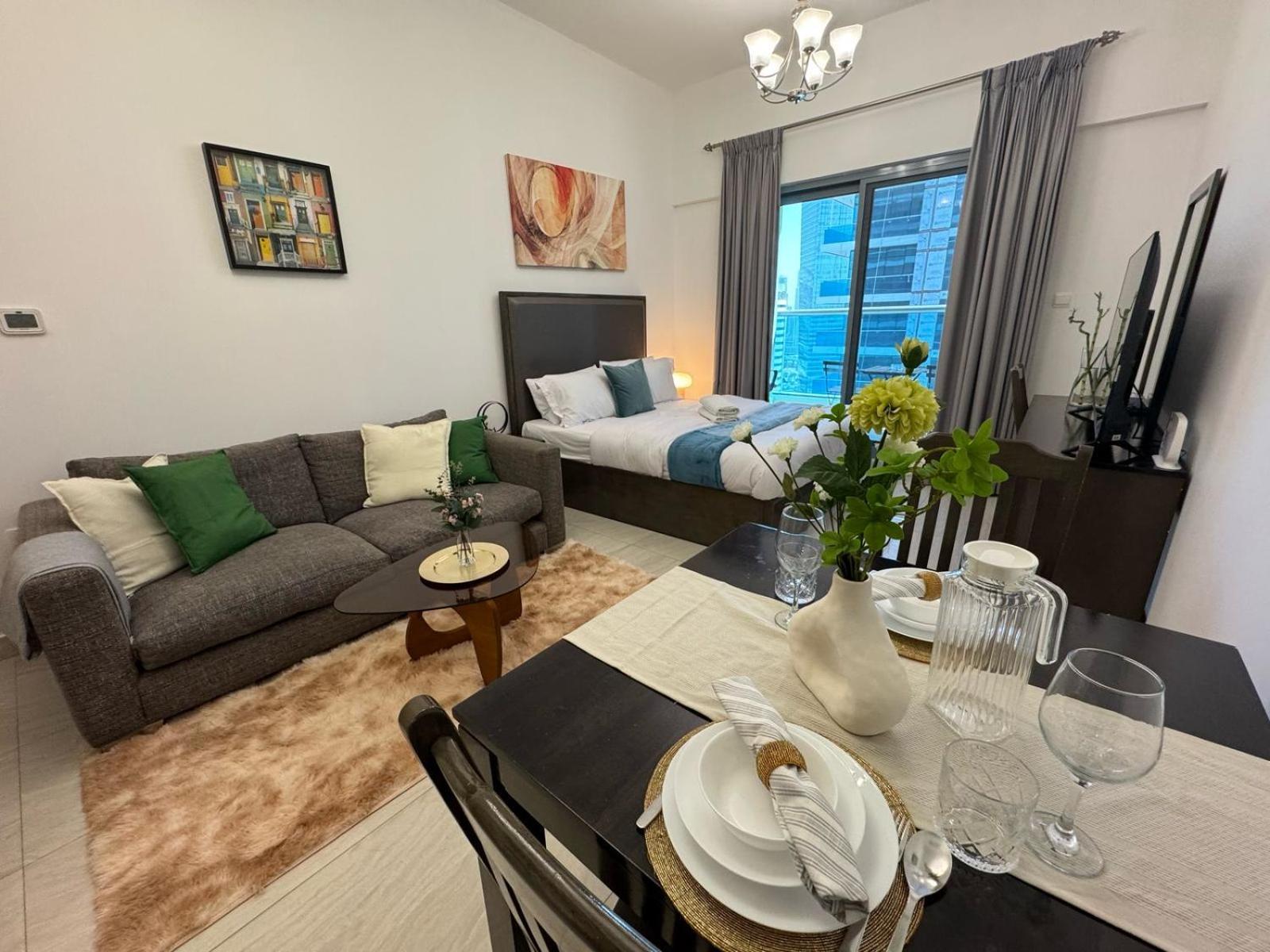 Chic With Balcony A Mins Drive To Downtown Apartment *