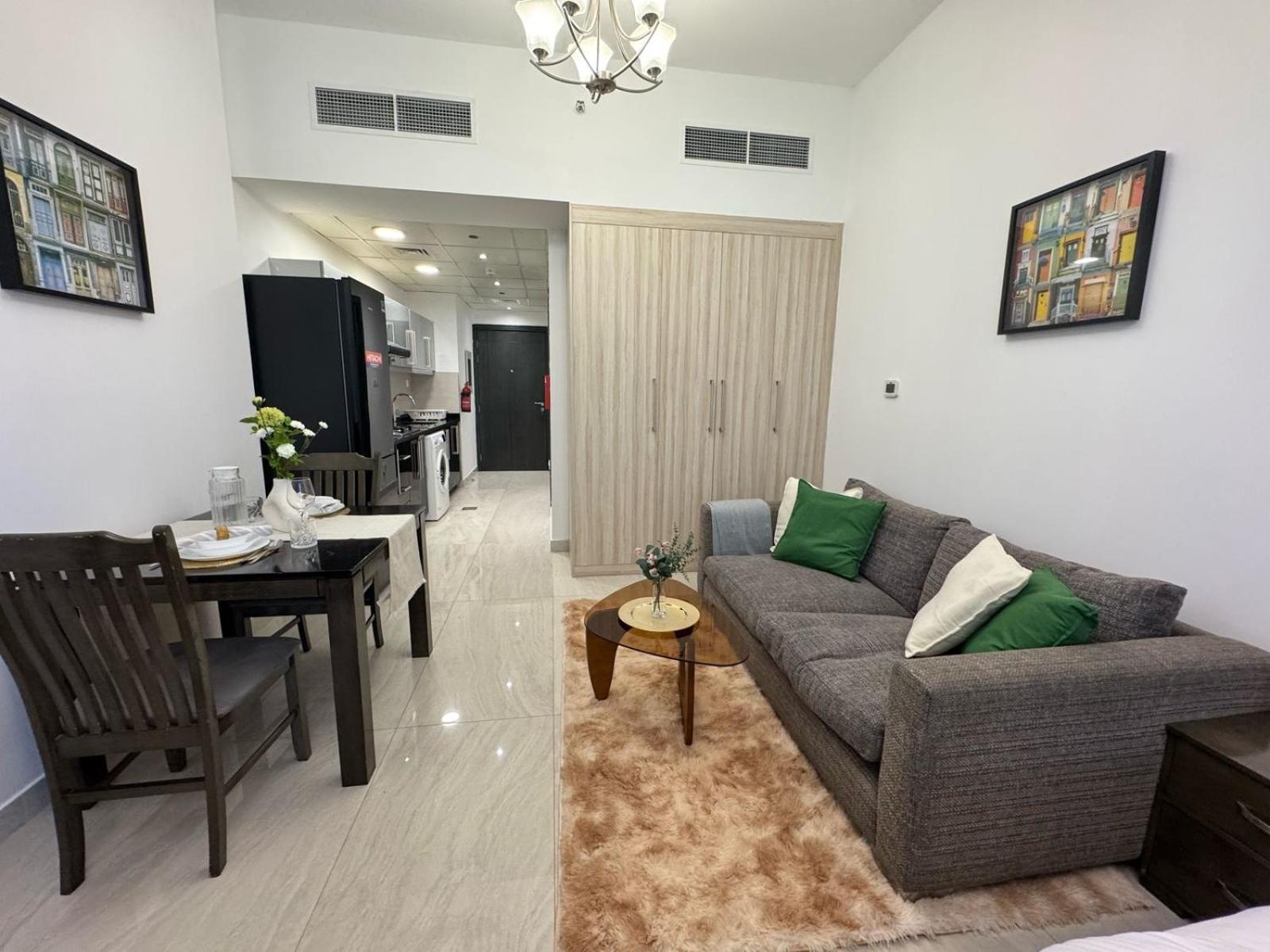 Apartment Chic With Balcony A Mins Drive To Downtown Dubai