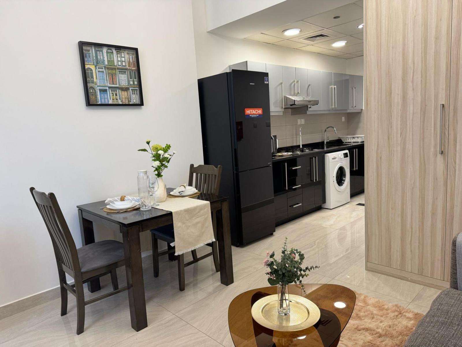 Chic With Balcony A Mins Drive To Downtown Dubai