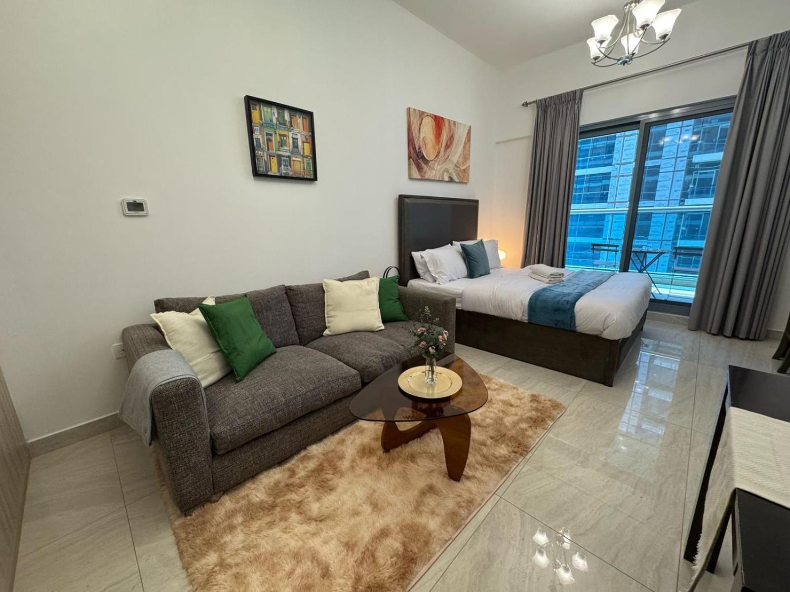 Chic With Balcony A Mins Drive To Downtown Apartment