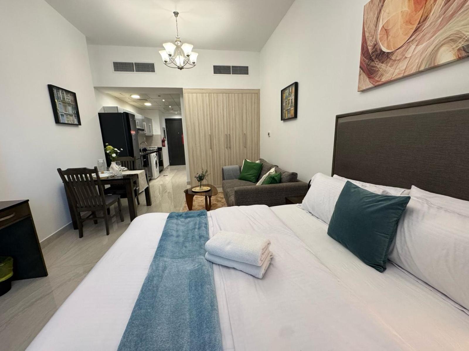 Chic With Balcony A Mins Drive To Downtown Apartment *