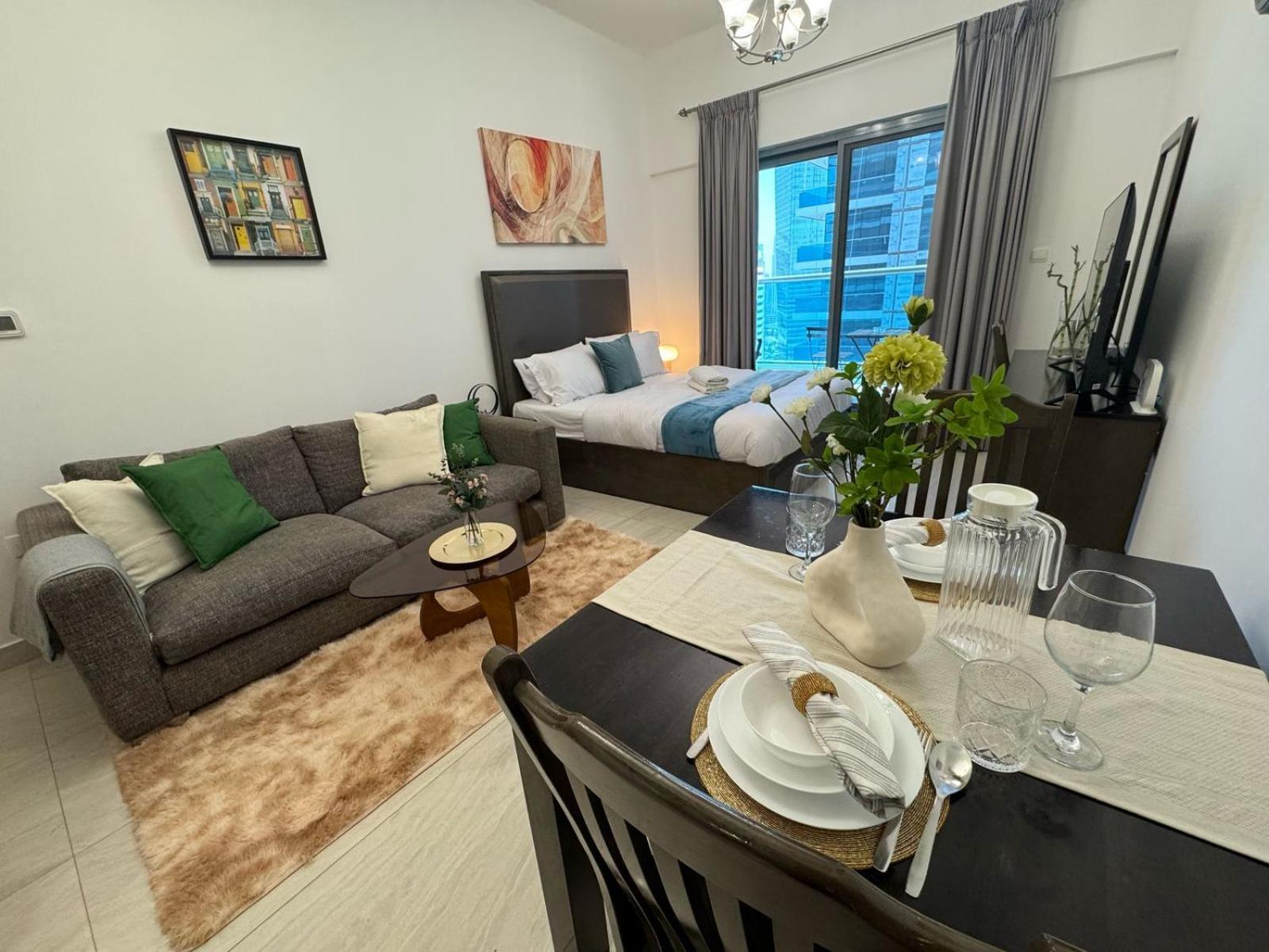 Apartment Chic With Balcony A Mins Drive To Downtown *