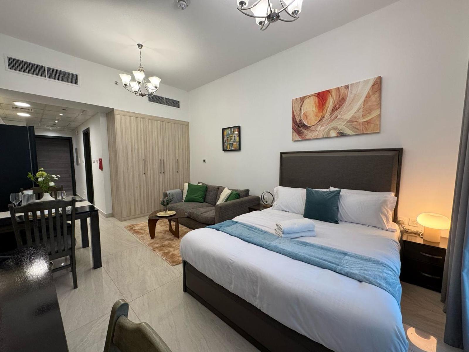 Chic With Balcony A Mins Drive To Downtown Apartment Dubai