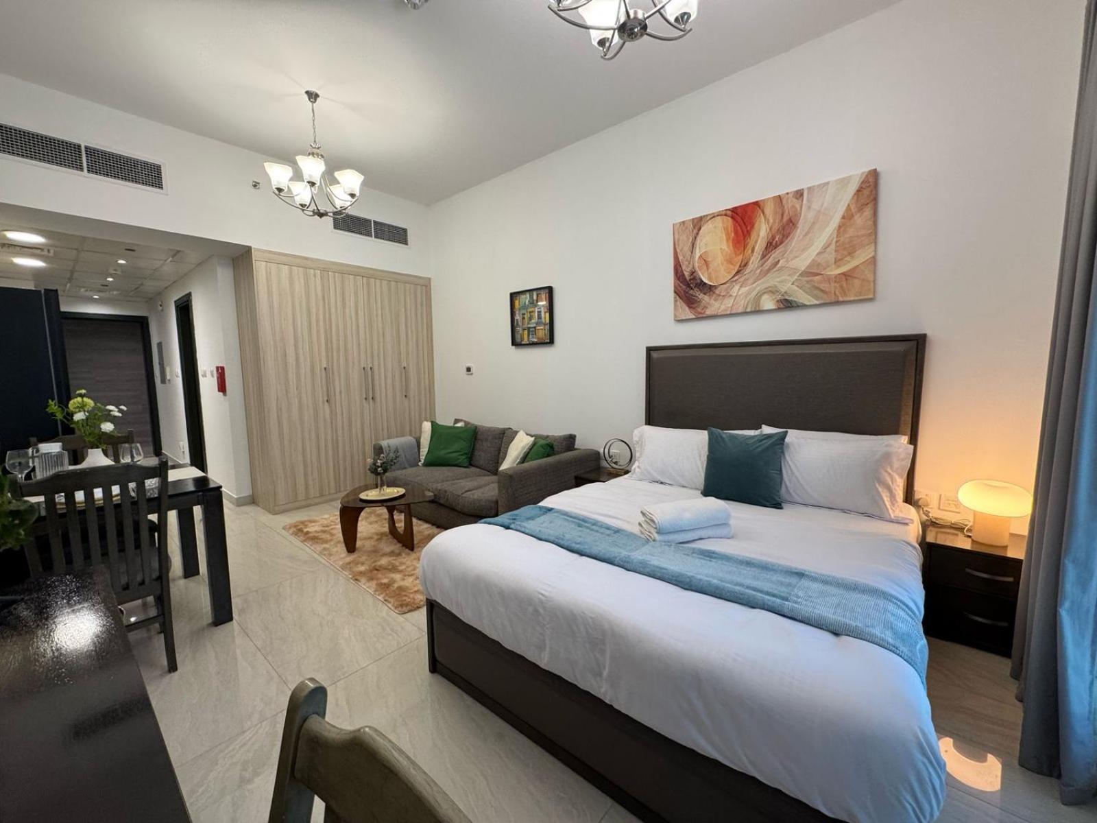 Chic With Balcony A Mins Drive To Downtown Dubai
