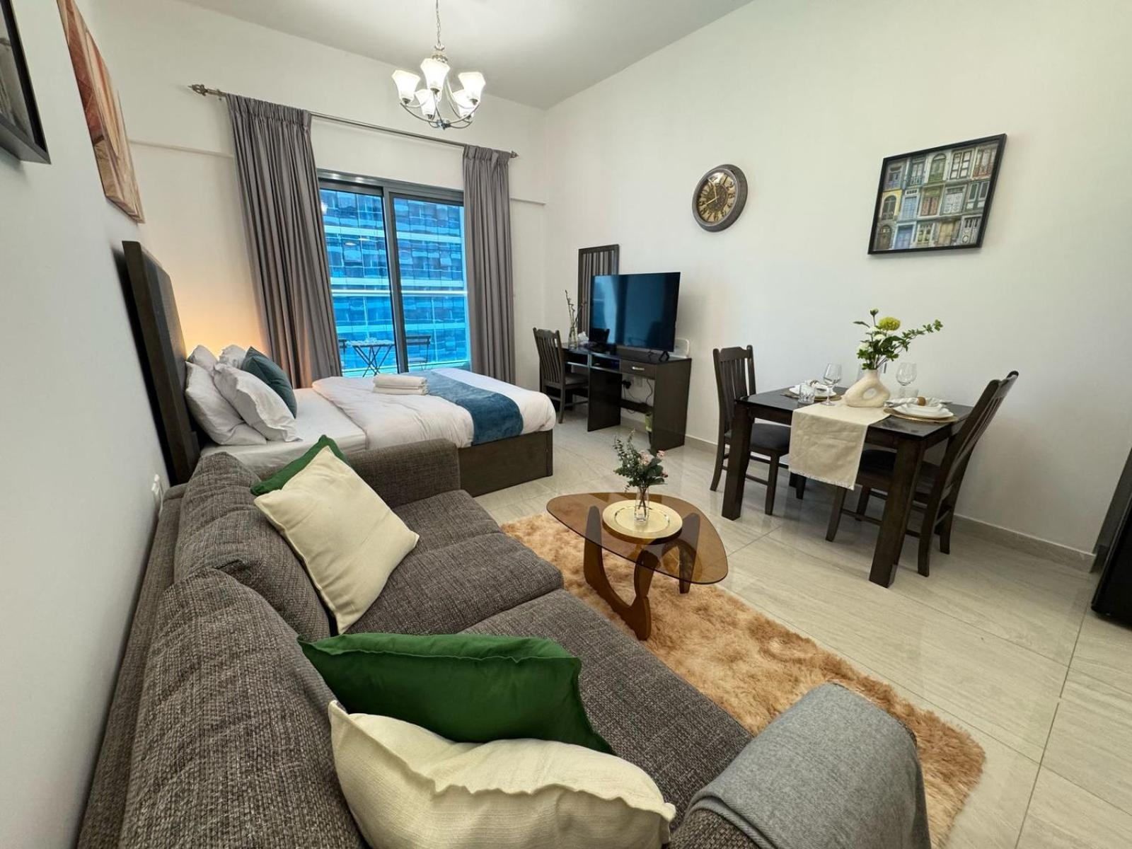 Apartment Chic With Balcony A Mins Drive To Downtown